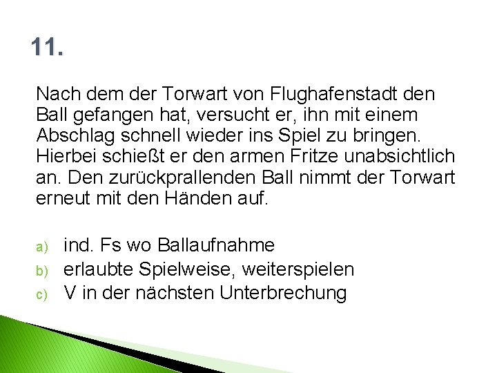 11. Nach dem der Torwart von Flughafenstadt den Ball gefangen hat, versucht er, ihn