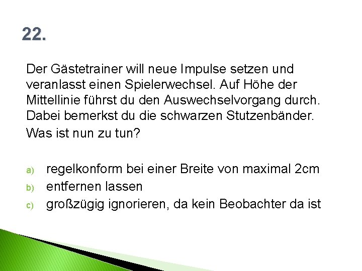 22. Der Gästetrainer will neue Impulse setzen und veranlasst einen Spielerwechsel. Auf Höhe der