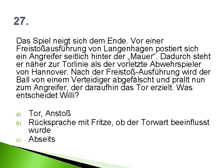 27. Das Spiel neigt sich dem Ende. Vor einer Freistoßausführung von Langenhagen postiert sich