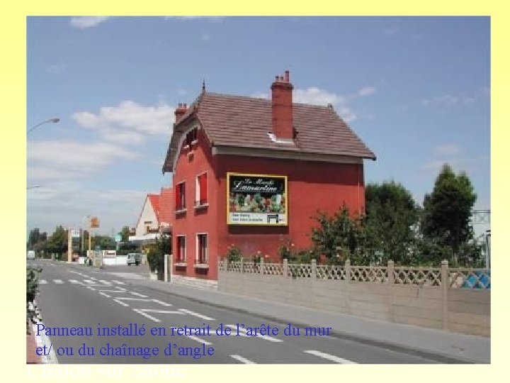 Panneau installé en retrait de l’arête du mur et/ ou du chaînage d’angle Chalon