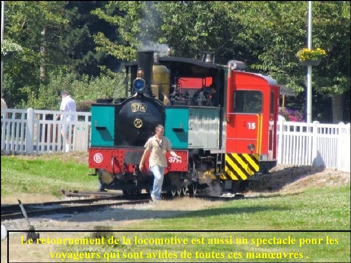 Le retournement de la locomotive est aussi un spectacle pour les voyageurs qui sont