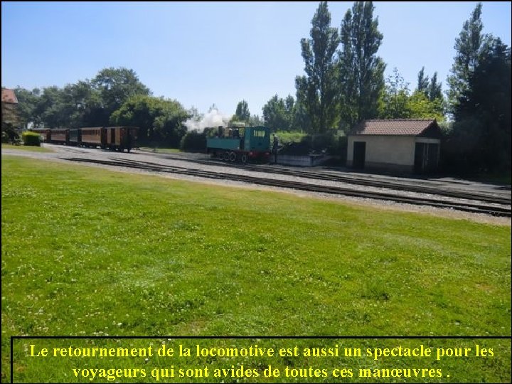 Le retournement de la locomotive est aussi un spectacle pour les voyageurs qui sont