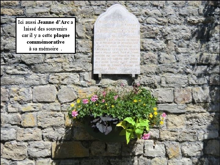 Ici aussi Jeanne d’Arc a laissé des souvenirs car il y a cette plaque