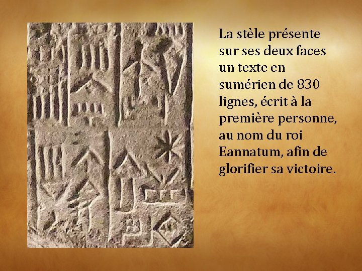 La stèle présente sur ses deux faces un texte en sumérien de 830 lignes,