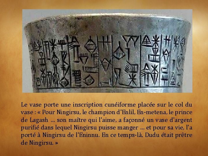 Le vase porte une inscription cunéiforme placée sur le col du vase : «