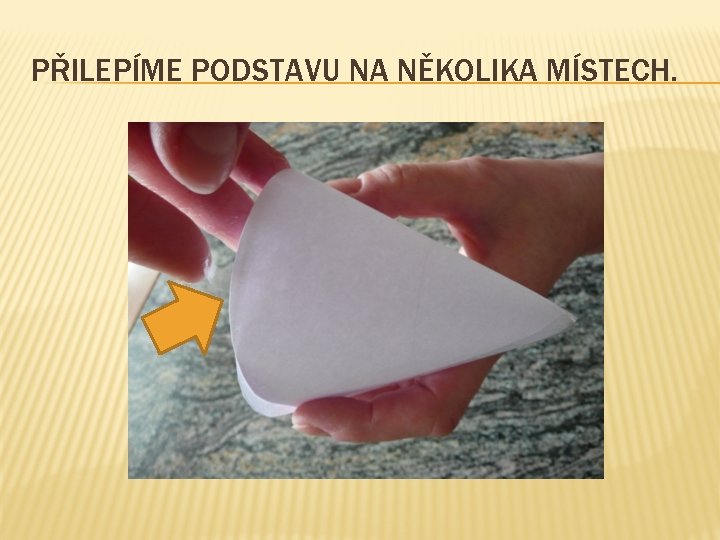 PŘILEPÍME PODSTAVU NA NĚKOLIKA MÍSTECH. 