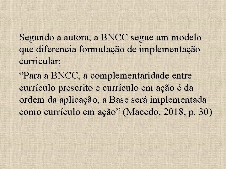Segundo a autora, a BNCC segue um modelo que diferencia formulação de implementação curricular: