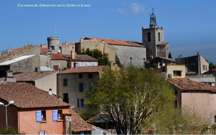 Des ruines du château vue sur le clocher et la tour 