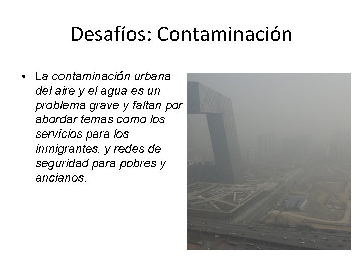 Desafíos: Contaminación • La contaminación urbana del aire y el agua es un problema