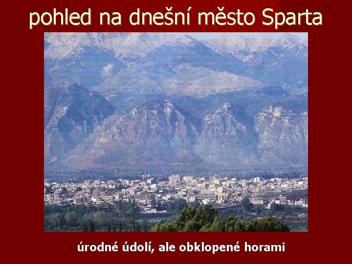 pohled na dnešní město Sparta úrodné údolí, ale obklopené horami 