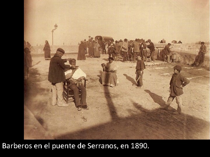 Barberos en el puente de Serranos, en 1890. 