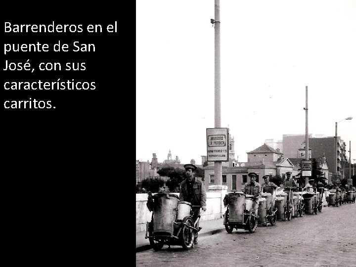 Barrenderos en el puente de San José, con sus característicos carritos. 