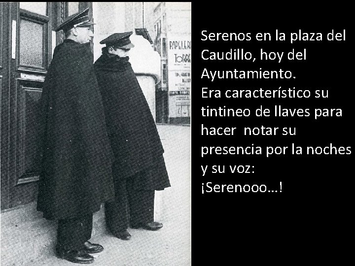 Serenos en la plaza del Caudillo, hoy del Ayuntamiento. Era característico su tintineo de