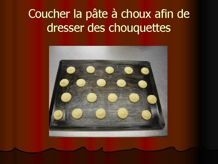 Coucher la pâte à choux afin de dresser des chouquettes 