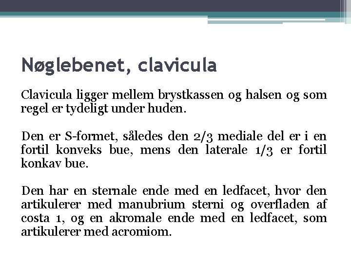 Nøglebenet, clavicula Clavicula ligger mellem brystkassen og halsen og som regel er tydeligt under Nøglebenet, clavicula Clavicula ligger mellem brystkassen og halsen og som regel er tydeligt under