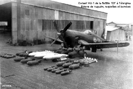 Corsair AU-1 de la flottille 12 F à Télergma Bidons de napalm, roquettes et