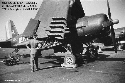 Un pilote de l’ALAT contemple un Corsair F 4 U-7 de la flottille 12