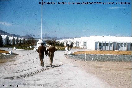 Deux Marins à l’entrée de la base Lieutenant Pierre Le Gloan à Télergma (Bernard