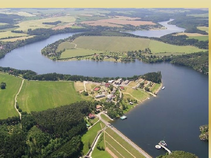 • • Vodstvo Největší část území patří do povodí řeky Berounky. Berounka vzniká • • Vodstvo Největší část území patří do povodí řeky Berounky. Berounka vzniká