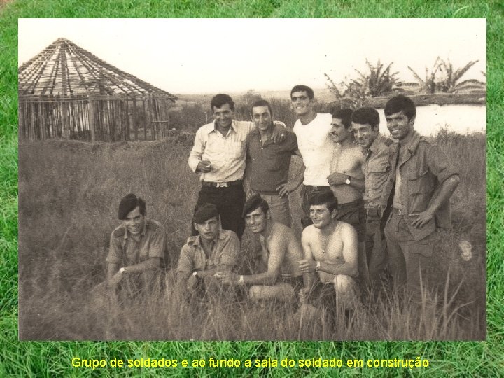 Grupo de soldados e ao fundo a sala do soldado em construção 