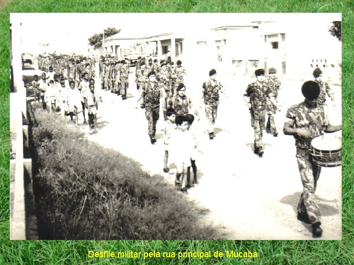 Desfile militar pela rua principal de Mucaba 