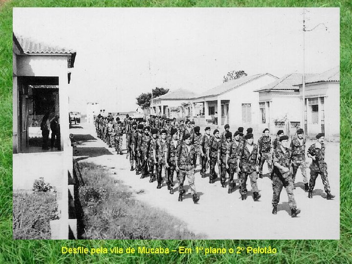 Desfile pela vila de Mucaba – Em 1º plano o 2º Pelotão 