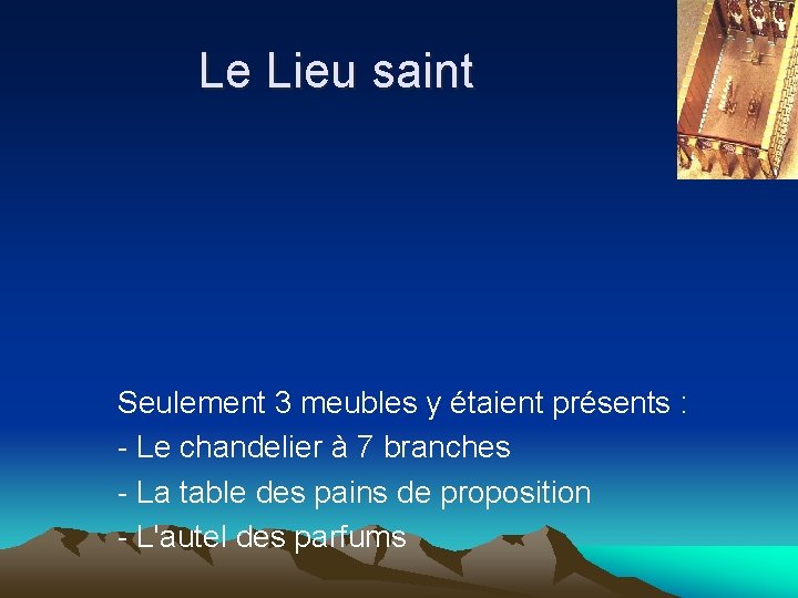 Le Lieu saint Seulement 3 meubles y étaient présents : - Le chandelier à