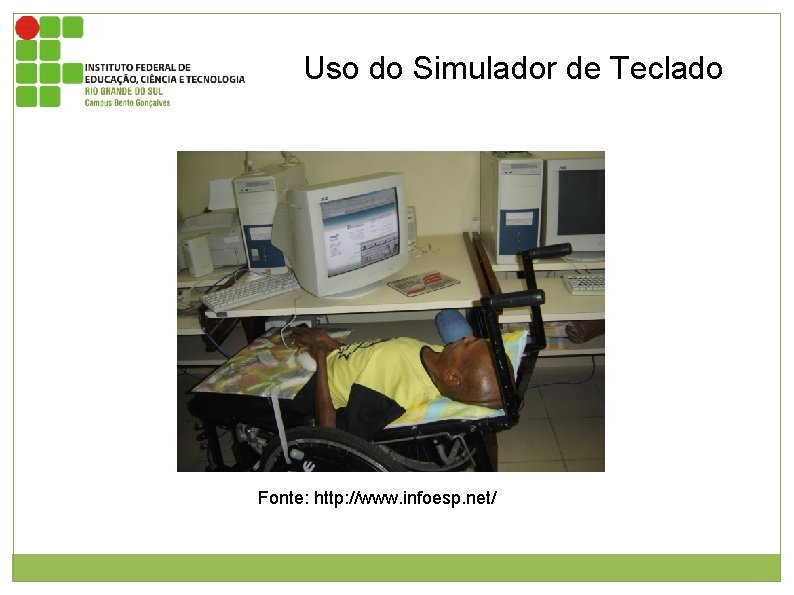 Uso do Simulador de Teclado Figura 1: usuário com deficiência motora deitado em cadeira