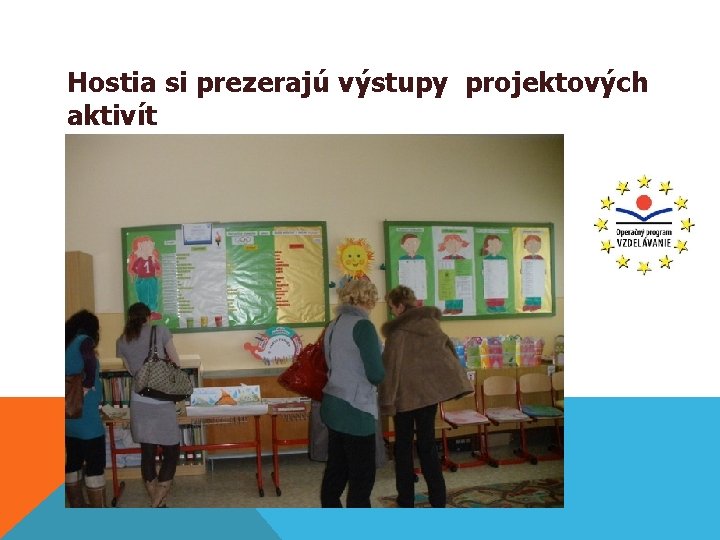 Hostia si prezerajú výstupy projektových aktivít 