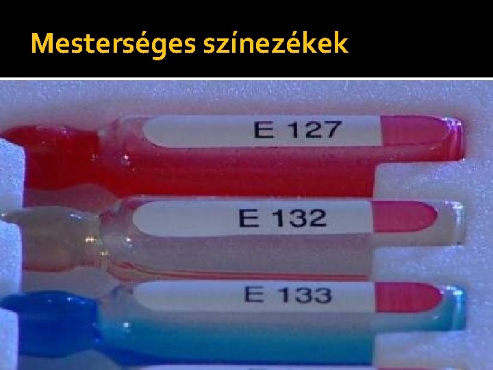 Mesterséges színezékek Az élelmiszer-adalékok egyik legvitatottabb csoportja. Szintetikus úton előállított, az élelmiszerektől eltérő szerkezetű Mesterséges színezékek Az élelmiszer-adalékok egyik legvitatottabb csoportja. Szintetikus úton előállított, az élelmiszerektől eltérő szerkezetű