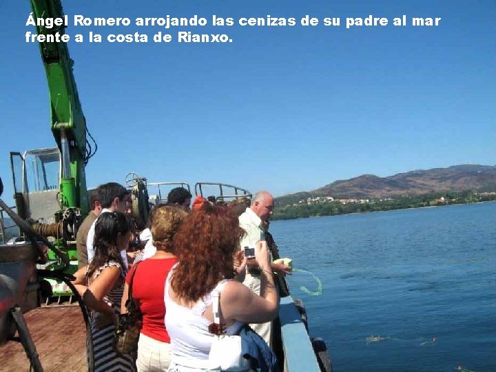 Ángel Romero arrojando las cenizas de su padre al mar frente a la costa