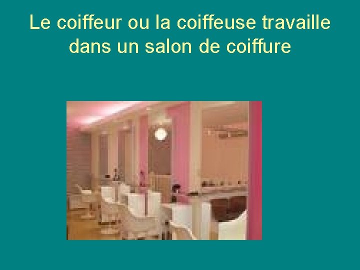 Le coiffeur ou la coiffeuse travaille dans un salon de coiffure 