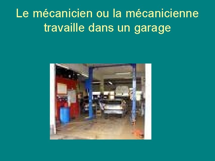 Le mécanicien ou la mécanicienne travaille dans un garage 