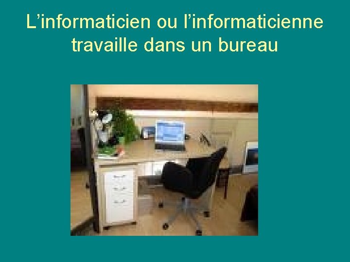 L’informaticien ou l’informaticienne travaille dans un bureau 