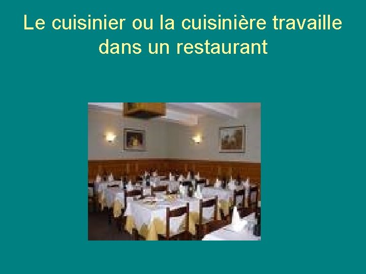 Le cuisinier ou la cuisinière travaille dans un restaurant 