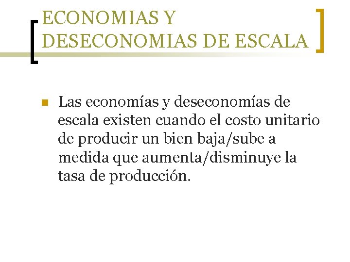 ECONOMIAS Y DESECONOMIAS DE ESCALA n Las economías y deseconomías de escala existen cuando