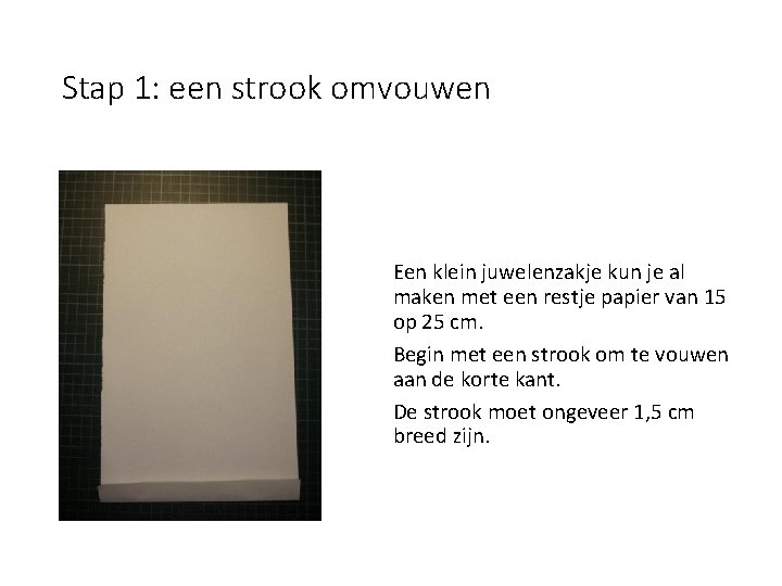 Stap 1: een strook omvouwen Een klein juwelenzakje kun je al maken met een