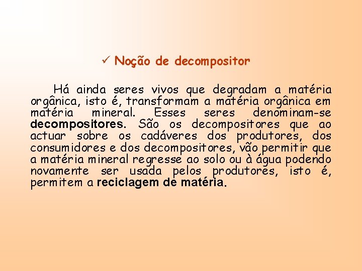 ü Noção de decompositor Há ainda seres vivos que degradam a matéria orgânica, isto