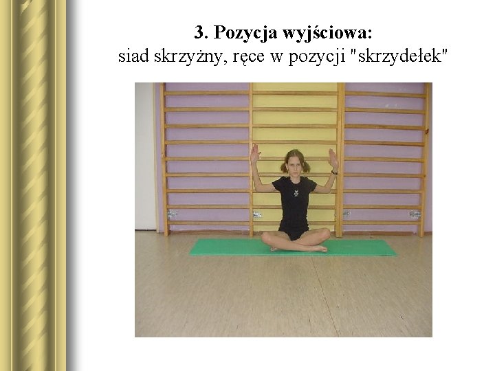 3. Pozycja wyjściowa: siad skrzyżny, ręce w pozycji "skrzydełek" 