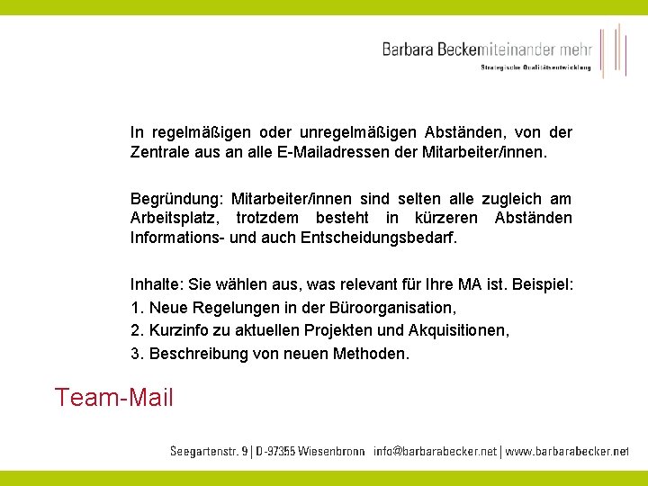 In regelmäßigen oder unregelmäßigen Abständen, von der Zentrale aus an alle E-Mailadressen der Mitarbeiter/innen.