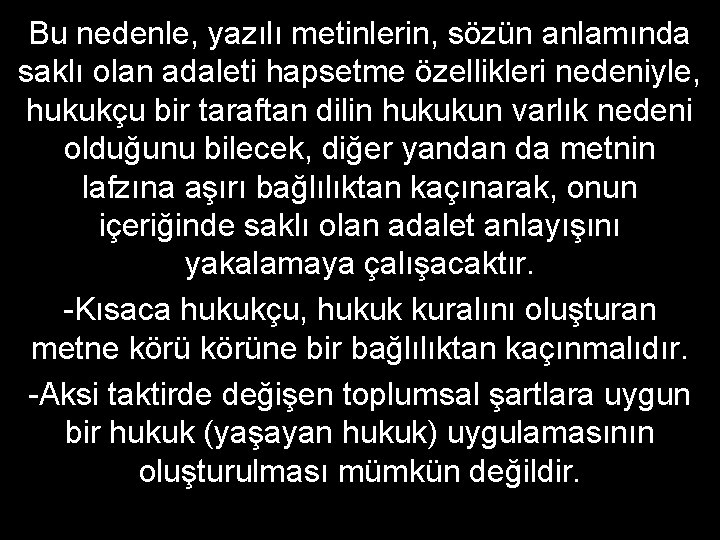 Bu nedenle, yazılı metinlerin, sözün anlamında saklı olan adaleti hapsetme özellikleri nedeniyle, hukukçu bir