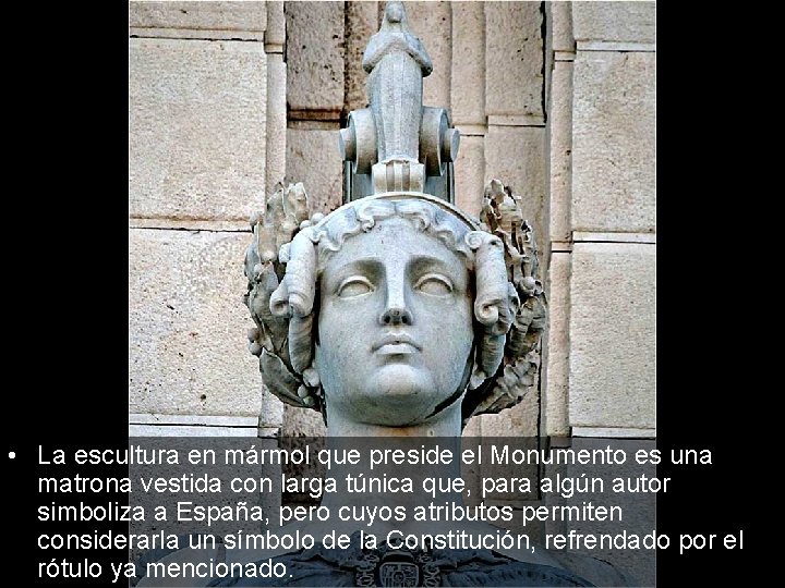  • La escultura en mármol que preside el Monumento es una matrona vestida