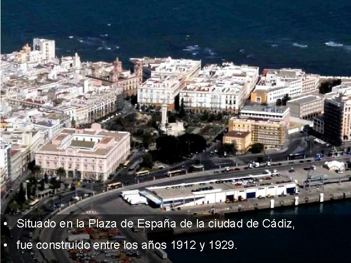  • Situado en la Plaza de España de la ciudad de Cádiz, •