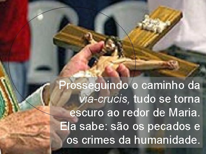 Prosseguindo o caminho da via-crucis, tudo se torna escuro ao redor de Maria. Ela Prosseguindo o caminho da via-crucis, tudo se torna escuro ao redor de Maria. Ela