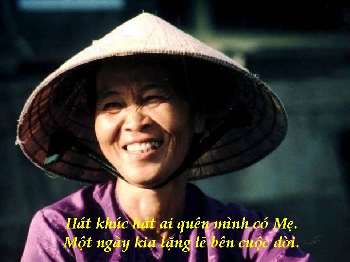 Hát khúc hát ai quên mình có Mẹ. Một ngày kia lặng lẽ bên