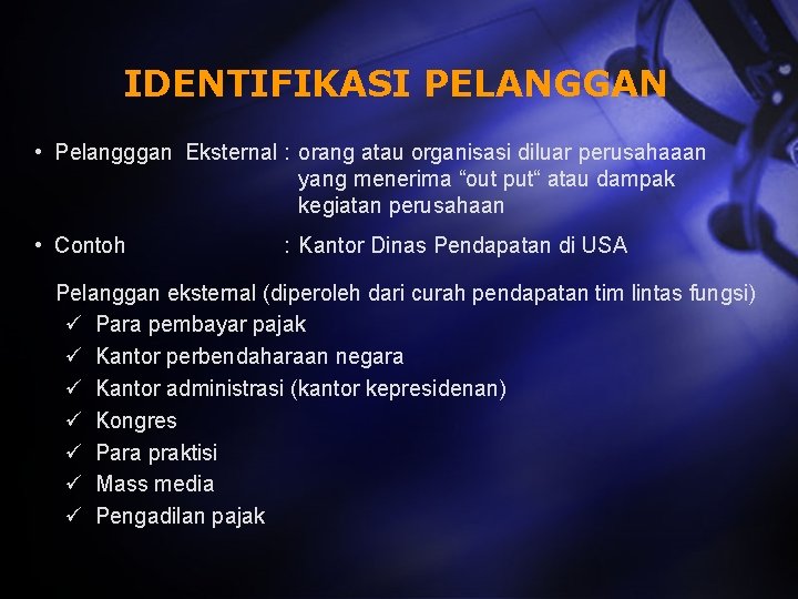 IDENTIFIKASI PELANGGAN • Pelangggan Eksternal : orang atau organisasi diluar perusahaaan yang menerima “out