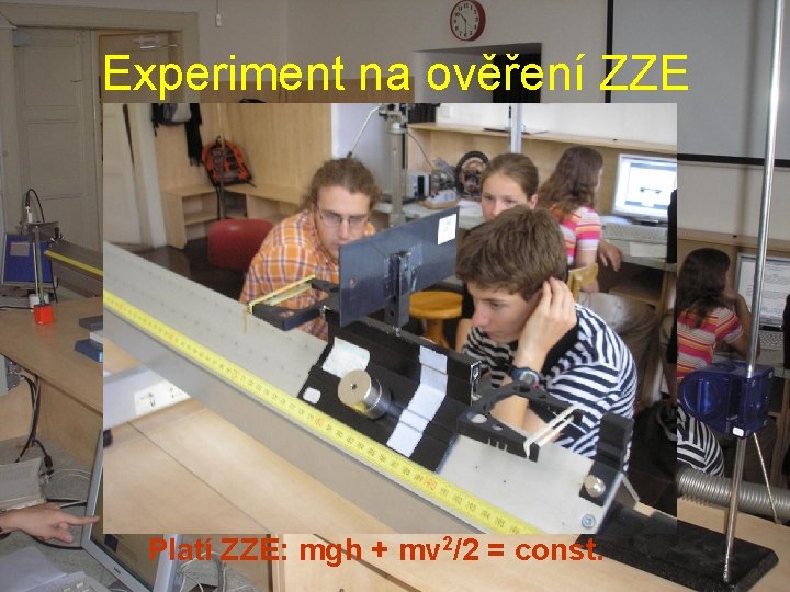 Experiment na ověření ZZE Platí ZZE: mgh + mv 2/2 = const. 