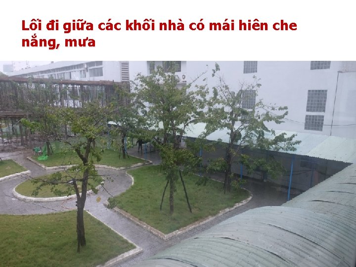 Lối đi giữa các khối nhà có mái hiên che nắng, mưa 