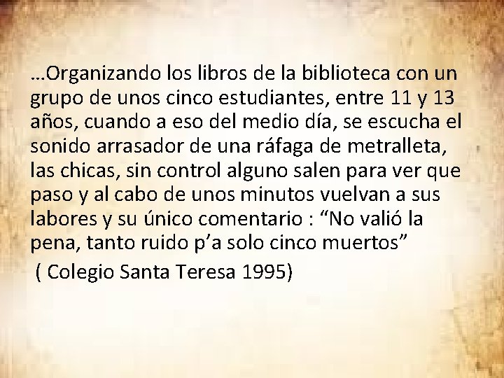 …Organizando los libros de la biblioteca con un grupo de unos cinco estudiantes, entre