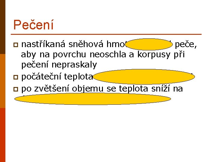 Pečení nastříkaná sněhová hmota se ihned peče, aby na povrchu neoschla a korpusy při